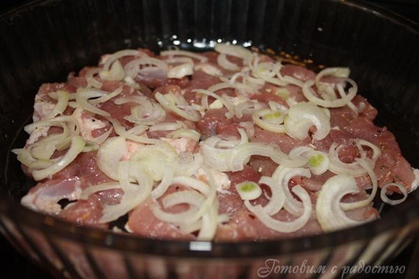 Картофельная запеканка со свининой и грибами