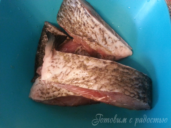 Рыба со сметаной на сковороде. Шаг 2