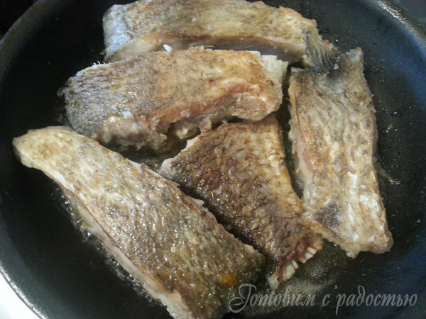 Рыба со сметаной на сковороде. Шаг 4