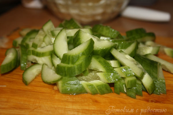 Салат из капусты с огурцом. Шаг 2