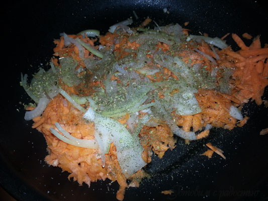 Салат из печени с морковью и луком. Шаг 2