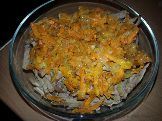 Салат из печени с морковью и луком. Шаг 3