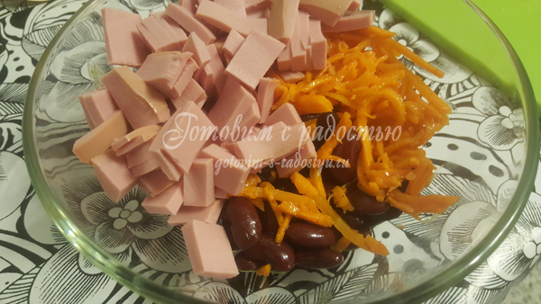 Салат с фасолью и корейской морковкой. Шаг 1