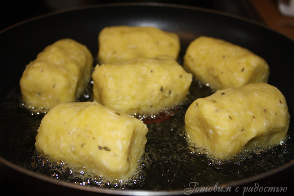 Сосиски в картофельном тесте на сковороде или в духовке. Шаг 6
