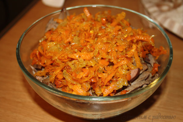 Салат из печени с морковью и луком